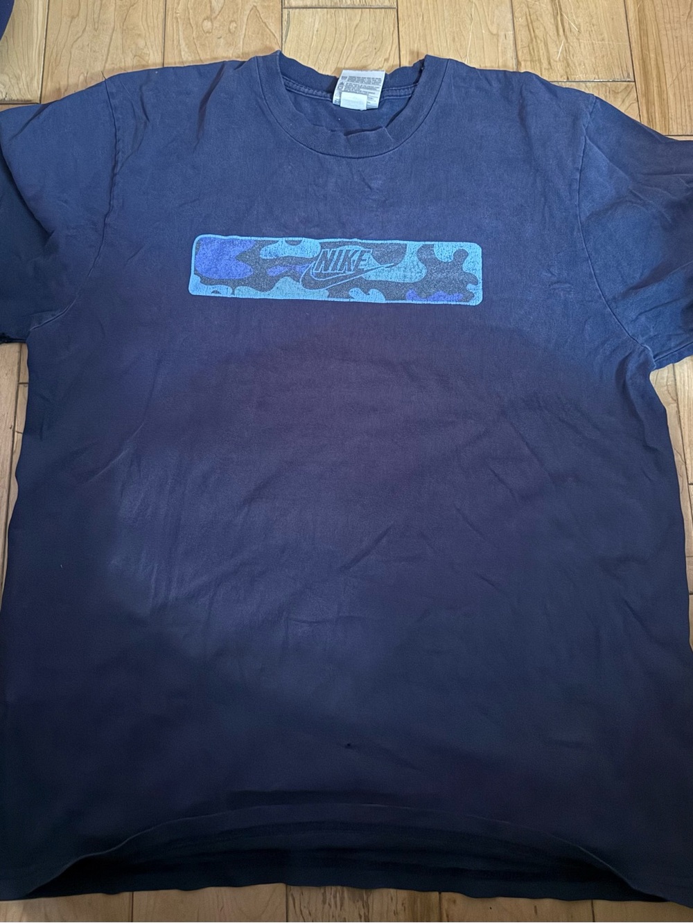 Nike Men’s Navy Camo Logo T‑Shirt grey tag